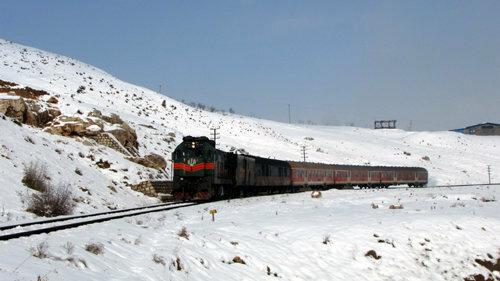رفت و آمد روان قطارهای منطقه آذربایجان با وجود برف و کولاک