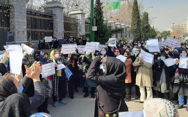 روزنامه اطلاعات: تجمعات معلمان و نوجوانان شیرازی را سیاسی نکنید